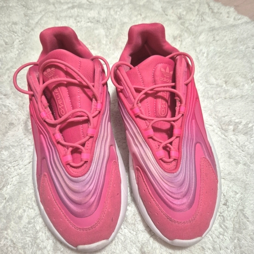 ADIDAS...OZELIA LOW  Pink Fusion Gradient Sneakers..SIZE:8